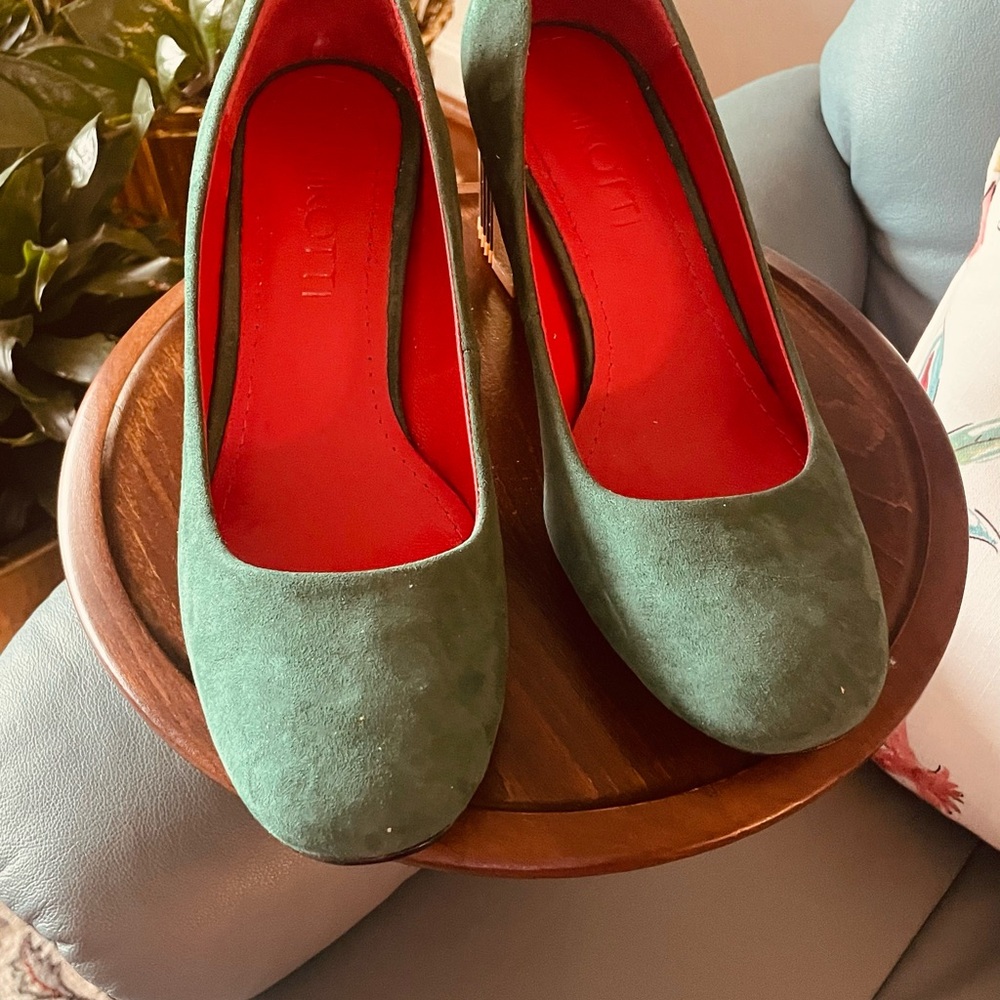 Elegant Green Heels with Striking Red Lining